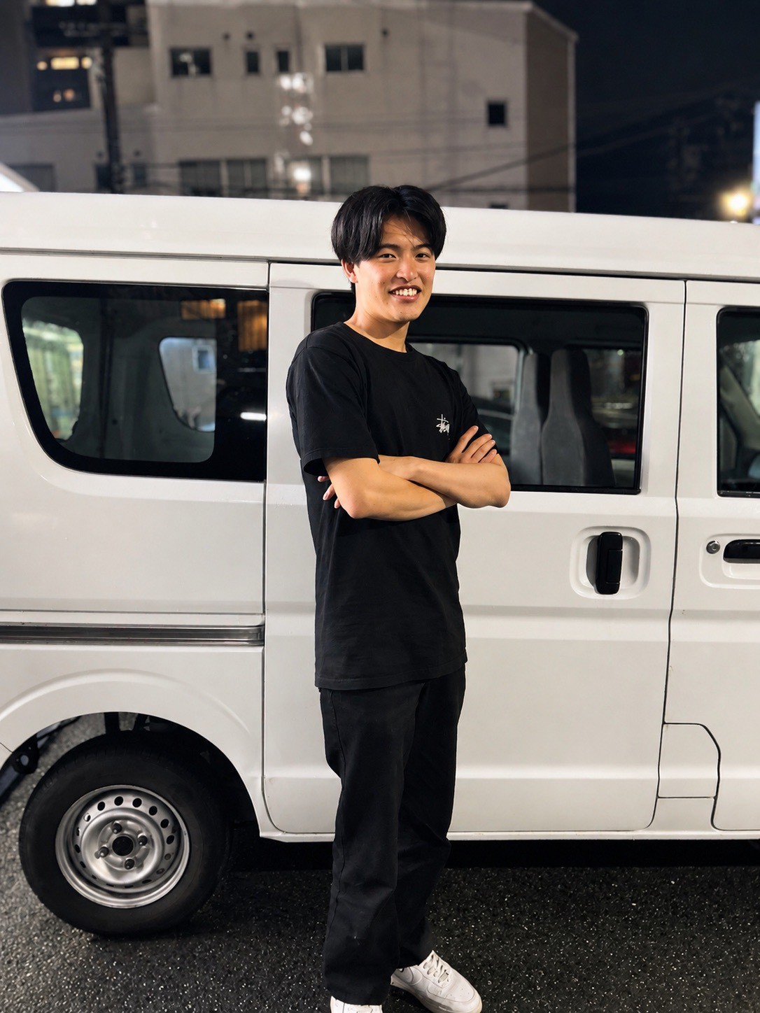 担当車両の前に立つスタッフ