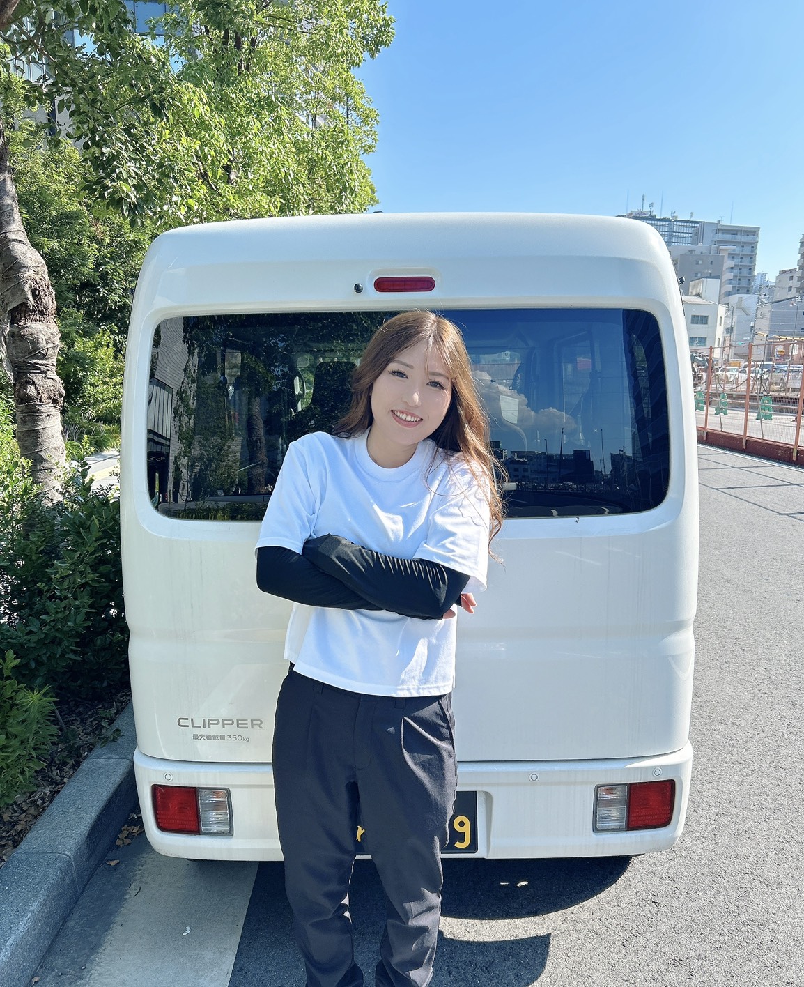 担当車両の前に立つスタッフ