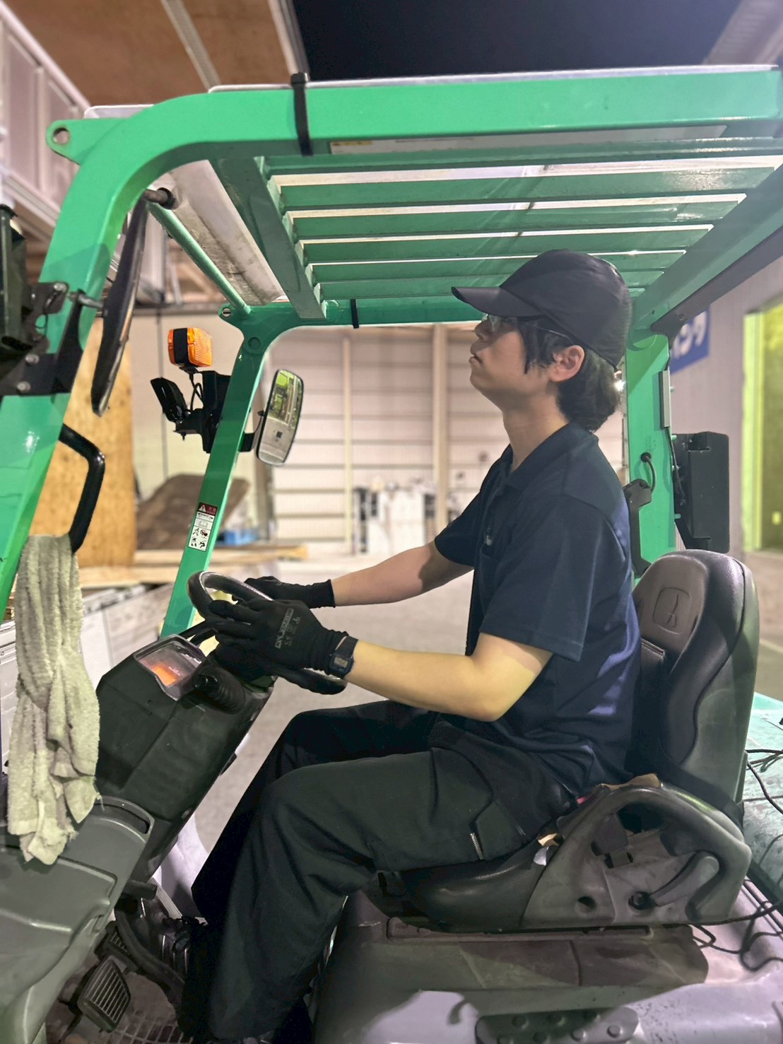 フォークリフトで荷役を行うスタッフ